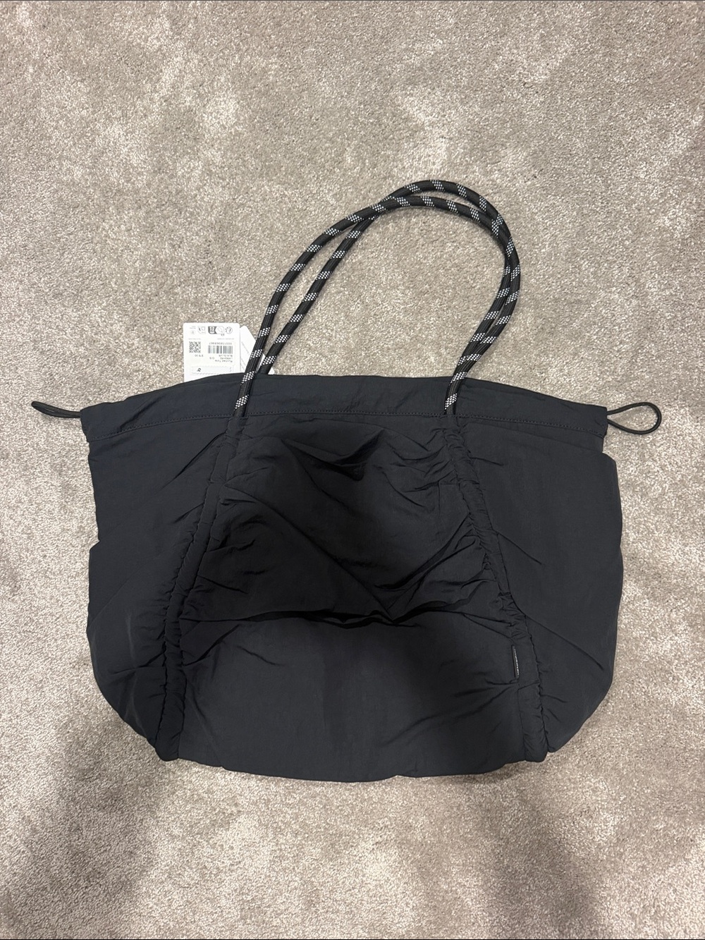 Lululemon NEW Black Women’s Ruched Tote - Picture 3 of 7